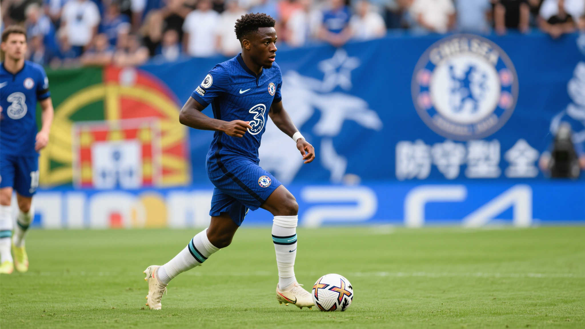 切尔西官宣:埃苏戈加盟蓝军,签约至2033年 首先,从竞技层面而言,埃苏戈凭借快速崛起已在欧洲赛